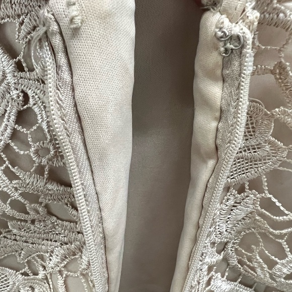 Elegant formal cap sleeve lace column gown by Adrianna Papell. - Picture 5 of 11